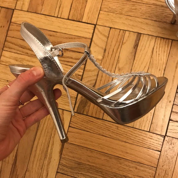 Silver heels - Picture 2 of 4